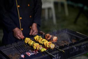 SaffronStays Kesar Villa, Manali - beautiful villa amidst an apple orchard -clear roads