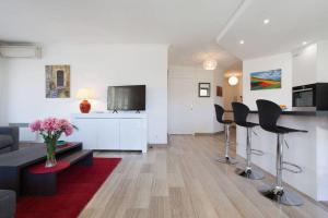 3-Room Apartment with Terrace in Palm Beach