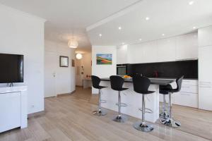 3-Room Apartment with Terrace in Palm Beach