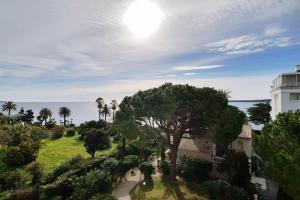 4-Room Apartment with Terrace & Sea View 5-Minute Walk to the Beach