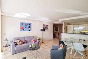 4-Room Apartment with Terrace & Sea View 5-Minute Walk to the Beach