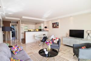 4-Room Apartment with Terrace & Sea View 5-Minute Walk to the Beach