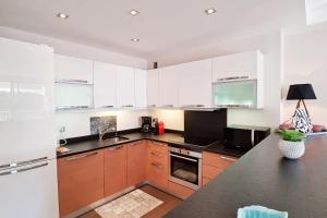 4-Room Apartment with Terrace & Sea View 5-Minute Walk to the Beach