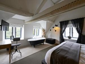 Large Double Room room in Timbrell's Yard