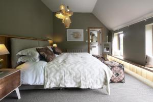 Large Double or Twin Room room in Timbrell's Yard