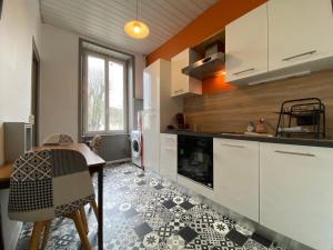 Appartements LE ORANGE - Confort - Wifi - Entre Gare et Centre : photos des chambres