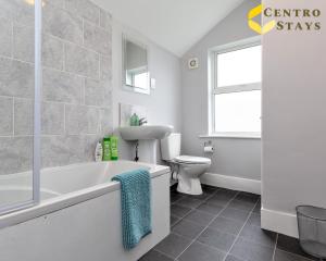 Entire 2BR house 2 beds and Sofa Bed Town Centre Train Station Parking