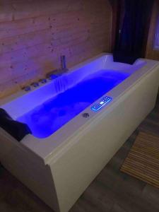 Maisons de vacances Cottage cocooning romantique avec jaccuzzi prive : photos des chambres