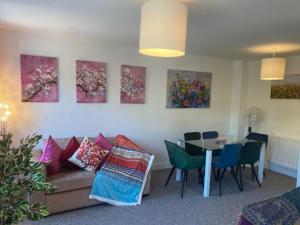 Warm & Cosy Homely 4 BDR Chesterton House w High Speed WIFI, Big Garden & Free Parking