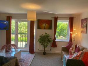 Warm & Cosy Homely 4 BDR Chesterton House w High Speed WIFI, Big Garden & Free Parking