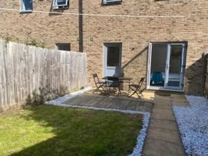 Warm & Cosy Homely 4 BDR Chesterton House w High Speed WIFI, Big Garden & Free Parking