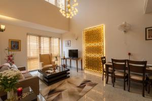 Stylish 2BHK apartment with highspeed WiFi & kitchen near Golf Course Road, GGN