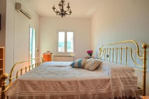 casa con giardino, garage, wi-fi, 2 bagni e AC in una camera da letto