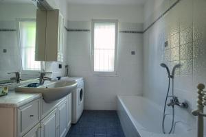 casa con giardino, garage, wi-fi, 2 bagni e AC in una camera da letto