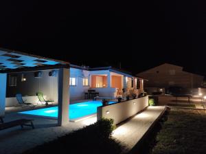 Holidayhouse Alirio with heated pool.