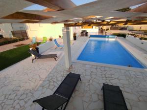 Holidayhouse Alirio with heated pool.