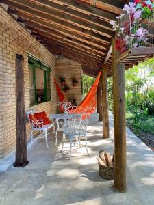 Casa charmosa em condomínio arborizado