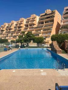 Apartamento en primera línea de playa, frente al puerto de Aguadulce