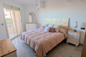 Apartamento en primera línea de playa, frente al puerto de Aguadulce