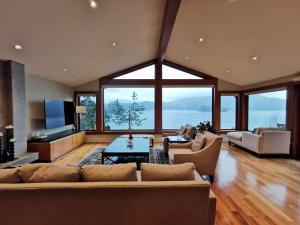 Deep Cove Stunning Waterfront Whole House