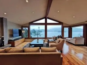 Deep Cove Stunning Waterfront Whole House - Barnet