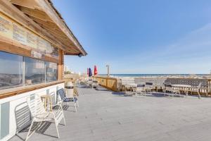 Pelican Beach Resort-Walkout Unit-On the Beach