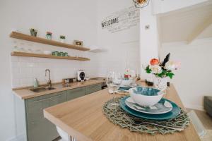 Comfy Apartment with AC at New York Café