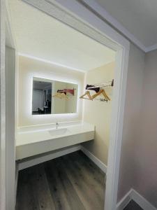 King Room - Non-Smoking room in Knights Inn - Maingate Kissimmee