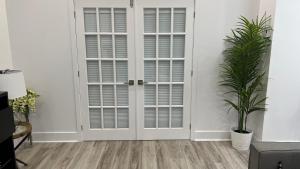 Spacious 5-Bed Oasis in the Heart of Downtown-5 Min to Bell Center, Free Parking
