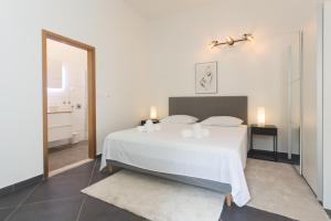 Luxury villa apt with 40 sqm heated communal pool & gym, only 200m to beach