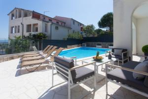 Luxury villa apt with 40 sqm heated communal pool & gym, only 200m to beach