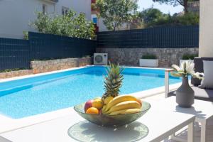 Luxury villa apt with 40 sqm heated communal pool & gym, only 200m to beach