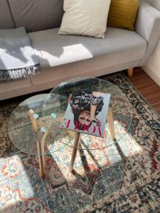 oompH Modern Apartment with Balcony