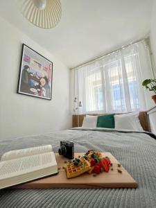 oompH Modern Apartment with Balcony