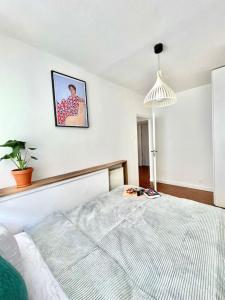 oompH Modern Apartment with Balcony