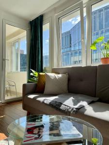 oompH Modern Apartment with Balcony