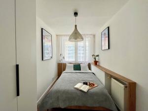 oompH Modern Apartment with Balcony