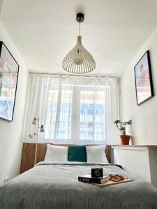 oompH Modern Apartment with Balcony