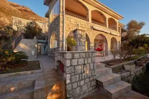 House with Garden &Sauna, 15-Min Walk to the Beach - Rijeka Reževići