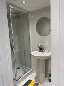 One Bedroom in Spacious Bungalow, Free Parking & Private Entrance