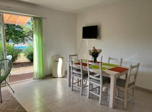 Maisons de vacances Villa avec terrasse et vue piscine, proche plage : photos des chambres