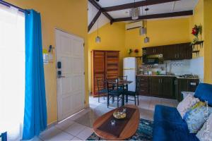 Centrally located in Jaco, walk to beach, beautiful pool! Each Villa Paradise is 1bd 1bath Condo Units sleep 5 or book both units and open connecting door for 10 ppl- Paradise Found!