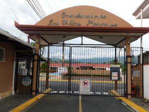 Centrally located in Jaco, walk to beach, beautiful pool! Each Villa Paradise is 1bd 1bath Condo Units sleep 5 or book both units and open connecting door for 10 ppl- Paradise Found!