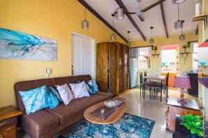 Centrally located in Jaco, walk to beach, beautiful pool! Each Villa Paradise is 1bd 1bath Condo Units sleep 5 or book both units and open connecting door for 10 ppl- Paradise Found!