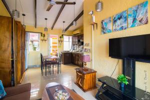 Centrally located in Jaco, walk to beach, beautiful pool! Each Villa Paradise is 1bd 1bath Condo Units sleep 5 or book both units and open connecting door for 10 ppl- Paradise Found!