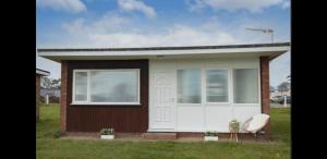 2 Bed Chalet Sleeps 4- Parking Garden Near Beach