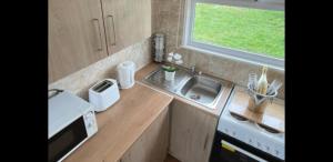 2 Bed Chalet Sleeps 4- Parking Garden Near Beach