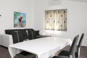 Apartments with parking space Kastel Kambelovac, Kastela - 21372