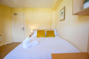 93 - Roomy Townhouse by Shortstays