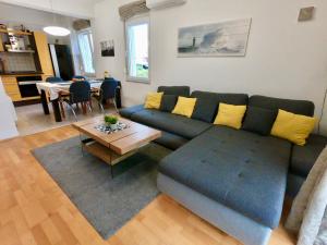 Sunny apartment by the beach